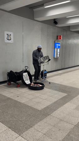 Montreal cafe captures everyday moments during evening rush
