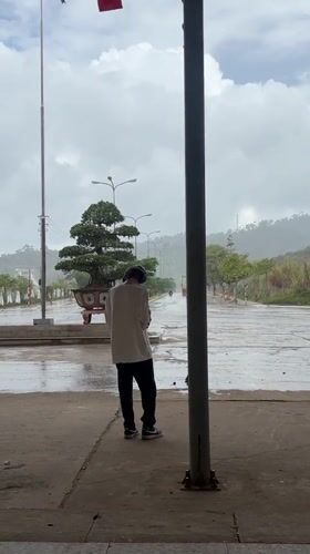 Wet roads and quiet streets at Bo Y border crossing