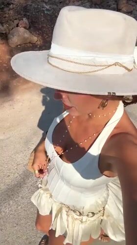 Selfie session in Fethiye, styling white and pink summer looks