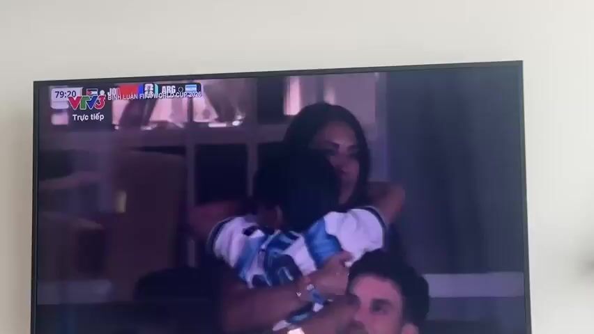 The video shows a television screen displaying a soccer match. The score is 3-1 in favor of ARG. The time on the clock is 79:24. A group of players in blue and white uniforms are celebrating a goal, huddled together on the green field. One player, wearing number 2, has "SENESI" written on his back. Other players in the same uniform are visible in the background, along with fans in the stands. The stadium is large and packed with spectators. A Coca-Cola advertisement is visible along the perimeter of the field. The broadcast appears to be live, indicated by "Trực tiếp" on the screen, which translates to "Live" in Vietnamese. The logo for "VTV3" is also visible, which is a Vietnamese television channel. The overall atmosphere appears to be energetic and celebratory. The setting is a professional soccer stadium. The lighting suggests it could be daytime or a well-lit stadium at night. There are no visible weather cues. The location context of Nha Trang, Vietnam, is provided externally.