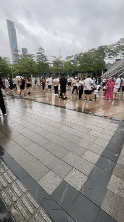 Crowd gathers at Haizhu plaza after rainfall
