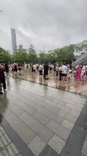 Crowd gathers at Haizhu plaza after rainfall