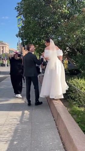Wedding shoot in a sunny Saint Petersburg park