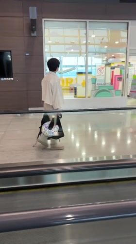 Evening foot traffic through Incheon International Airport