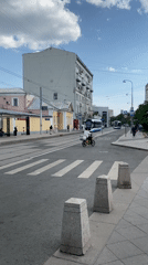 Moscow monastery district sees typical afternoon activity, autonomous trams