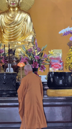 Morning temple visit captured in Da Lat, Vietnam