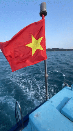 Boat trip with Vietnamese flag recorded near Nha Trang