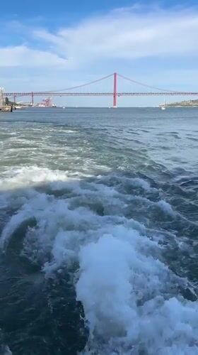 Boat journey on Tagus River captures 25 de Abril Bridge views