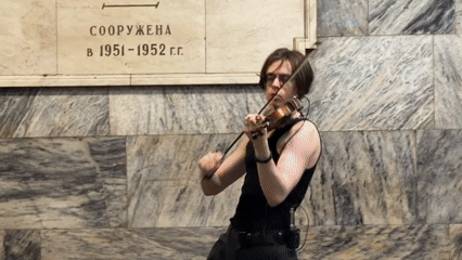 Musicians perform in Moscow metro station drawing crowds