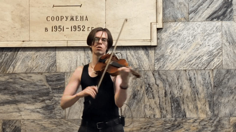 Musicians perform in Moscow metro station drawing crowds
