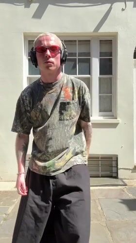 Man in distinctive outfit spotted outside London building