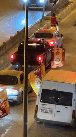 Galatasaray fans celebrate in Fethiye streets amid traffic