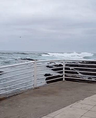 Rough seas, overcast skies documented along Iquique coastline