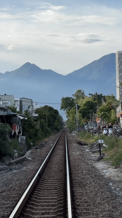 Railway line cuts through a quiet Đà Nẵng neighborhood