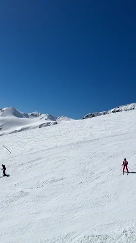 Sunny spring skiing conditions observed at Bansko resort
