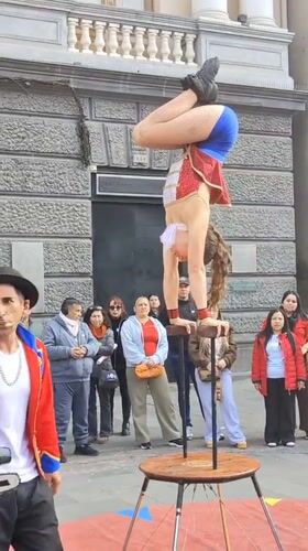 Street performers draw crowds in Santiago public square