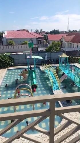 Families enjoy sunny day at Lhokseumawe water park
