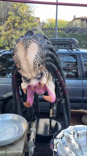 Predator mask displayed outdoors in Buenos Aires