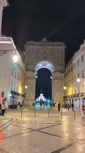 Evening stroll captures Lisbon landmarks and street life