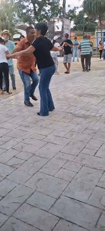 Evening plaza gathering features dancing and ice cream in Tinaquillo