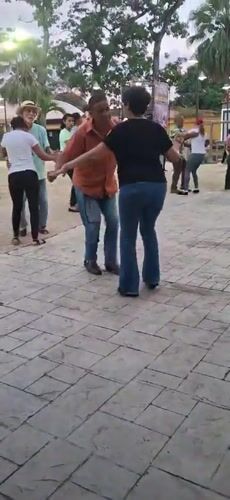 Evening plaza gathering features dancing and ice cream in Tinaquillo