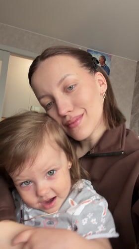 Woman documents morning routine with child in Reshetnikovo, Russia