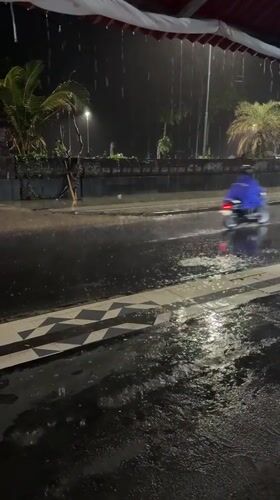Heavy rain floods streets, collapses umbrellas in Kuta