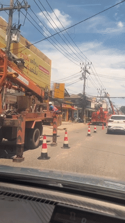 Overhead power line maintenance disrupts traffic on Ko Samui streets