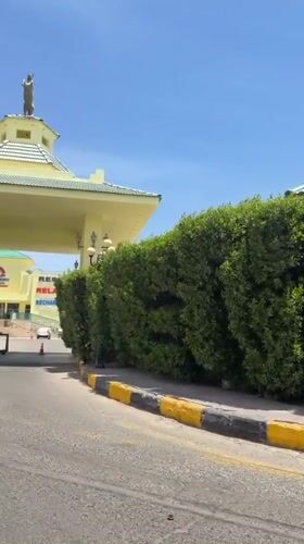 Man in red shirt spotted at Hurghada resort entrance
