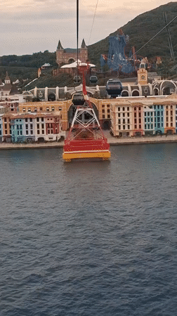 Cable car passengers capture synchronized views of Vinpearl resort complex