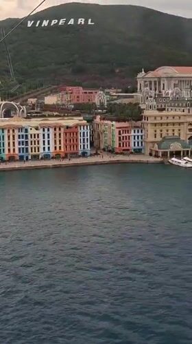 Cable car passengers capture synchronized views of Vinpearl resort complex