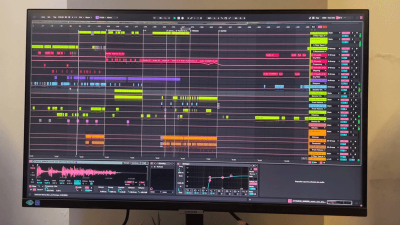 Electronic music production session captured in La Lucila, Argentina