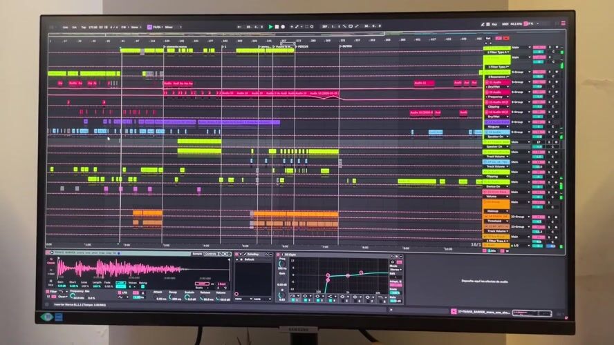 Electronic music production session captured in La Lucila, Argentina