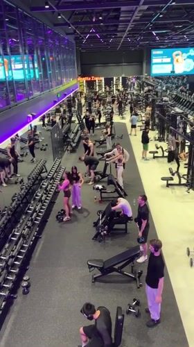 Busy gym session documented in Murino, Russia