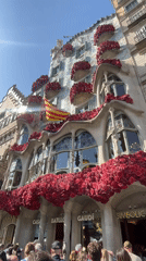 Casa Batlló adorned with roses draws crowds in Barcelona