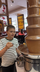Hamburg restaurant patrons enjoy chocolate fountain dining experience