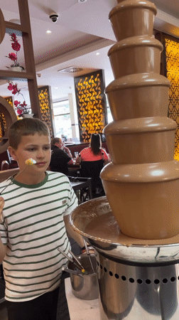 Hamburg restaurant patrons enjoy chocolate fountain dining experience