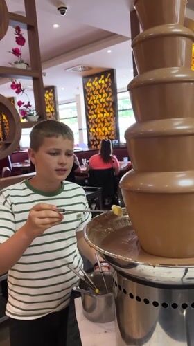 Hamburg restaurant patrons enjoy chocolate fountain dining experience