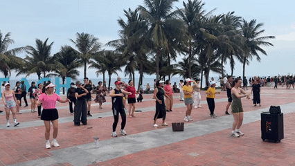 Group exercise session draws dozens to Đà Nẵng beachfront plaza