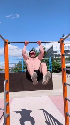 Outdoor fitness and public square activity in Moscow