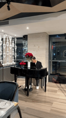 Pianist performs at upscale restaurant in Đà Nẵng