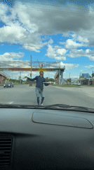 Street juggler performs at traffic light in Alta Gracia
