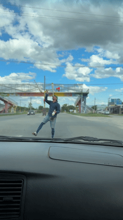 Street juggler performs at traffic light in Alta Gracia