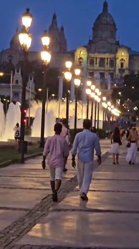 Barcelona's Magic Fountain draws crowds at dusk