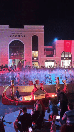 Night spectacle draws crowds to Turkey resort complex