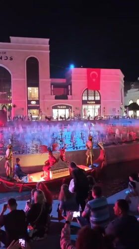Night spectacle draws crowds to Turkey resort complex