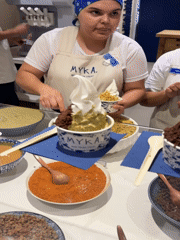 Late-night frozen yogurt service documented in Mexico City