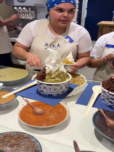 Late-night frozen yogurt service documented in Mexico City