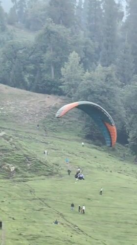 Paragliding and mountain views on a clear afternoon in Solang Valley