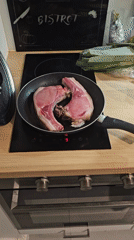 Pork chops cooking documented in Pantin kitchen